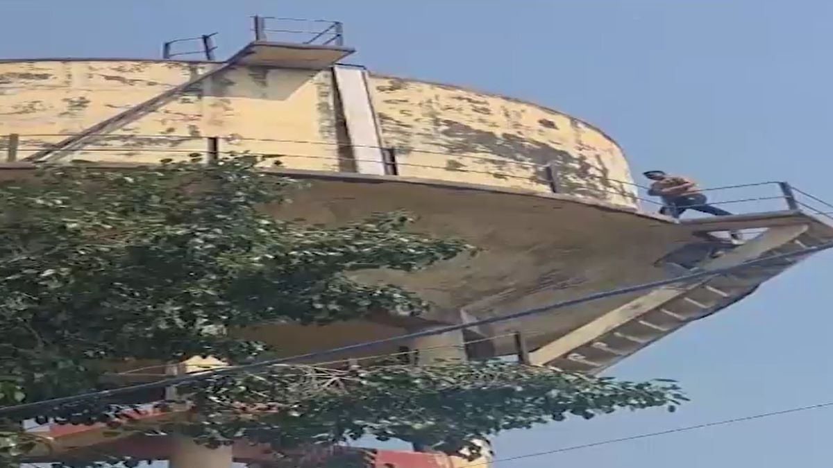नशे में पानी की टंकी पर चढ़ गया युवक. (Photo: Screengrab)