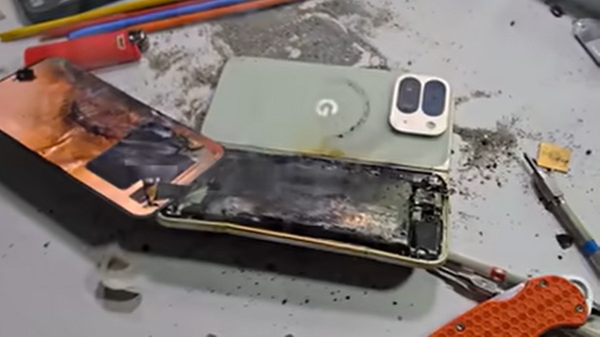 अचानक फटा फोन, Pixel 10 Pro Fold का Video हुआ वायरल, भूलकर भी ना करें ये काम – Google Pixel 10 Pro Fold caught fire viral video ttecr