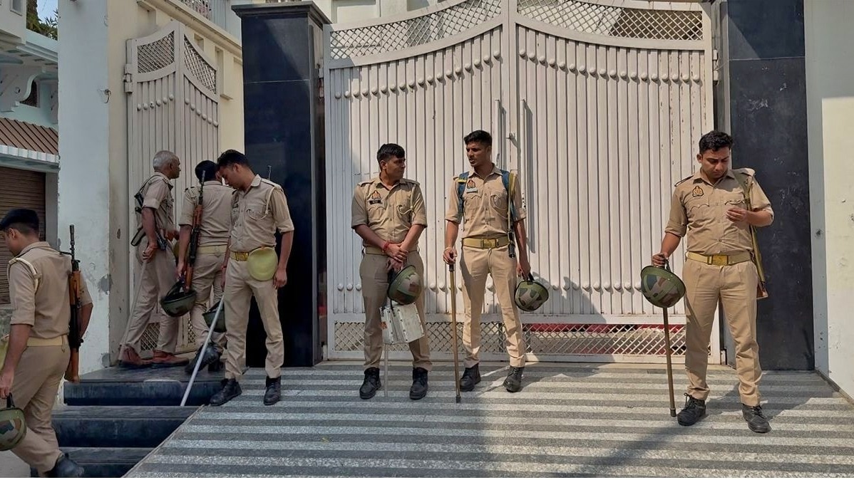 Police deployed during IT raid in Sambhal (Photo- ITG)
