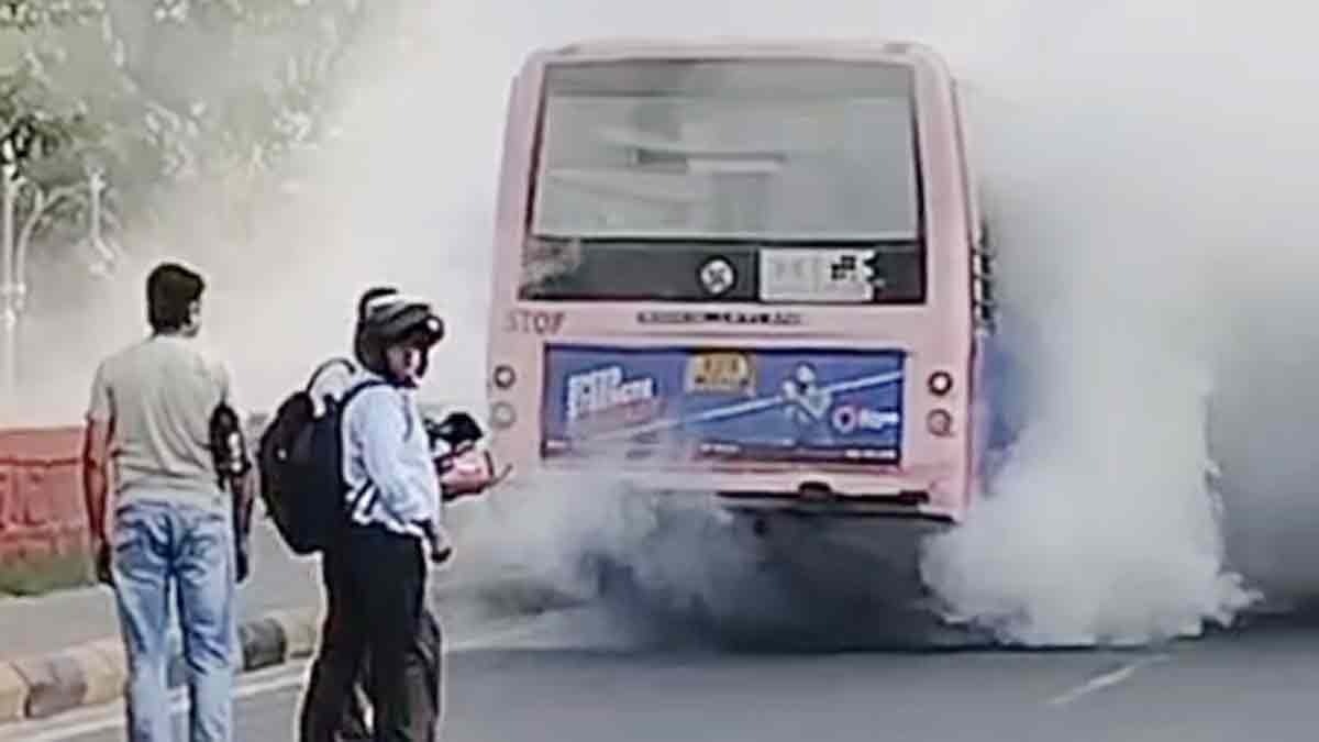 जयपुर में चलती मिनी बस में लगी आग, सवारियों ने कूदकर बचाई जान – fire in moving bus on tonk road jaipur passengers escape lclar