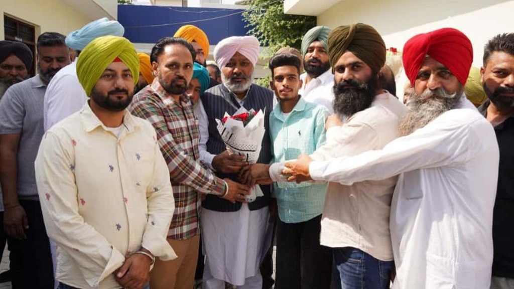 पंजाब सरकार की ओर से बाढ़ पीड़ितों को मुआवजा बांटे जाने की शुरुआत हो गई है (फोटो- AAP)