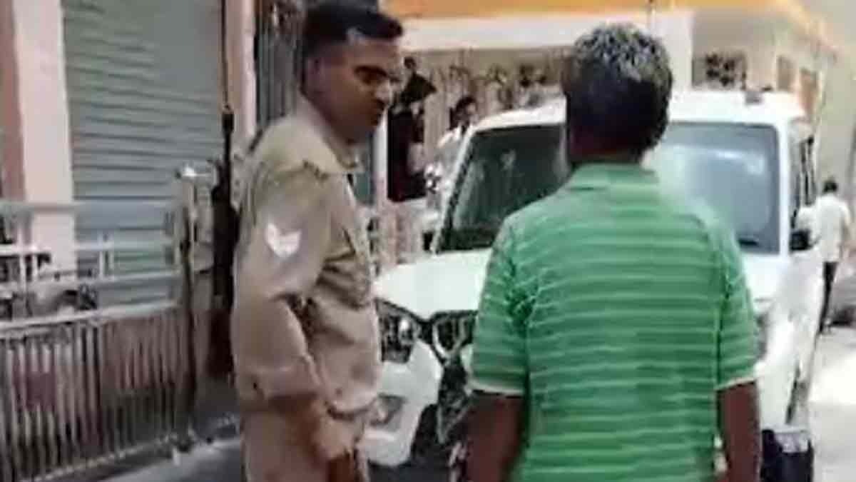 ललितपुर में शराबी पुलिसकर्मी ने मासूम पर तानी सरकारी बंदूक, SP ने लिया एक्शन – lalitpur drunken cop and friend point government gun at girl video viral LCLAR