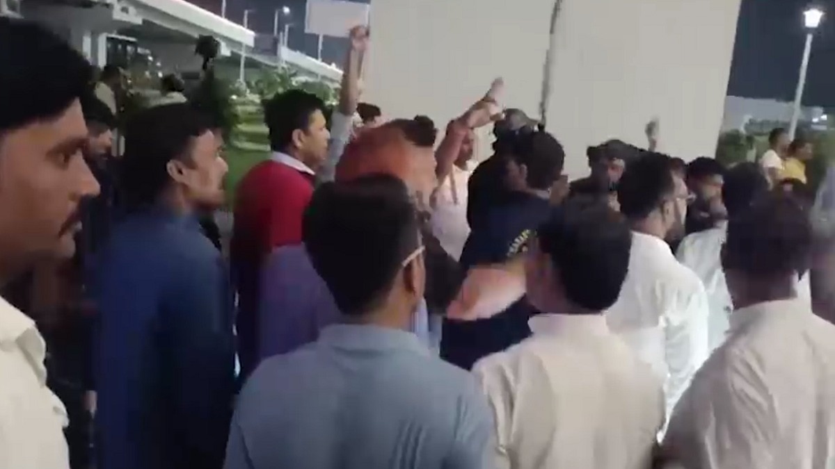 पटना एयरपोर्ट पर कांग्रेस और पप्पू यादव समर्थकों में मारपीट, टिकट बंटवारे पर रार, कई नेता बचकर भागे – Clash Between Congress and Pappu Yadav Supporters at Patna Airport Over Ticket Distribution lclnt