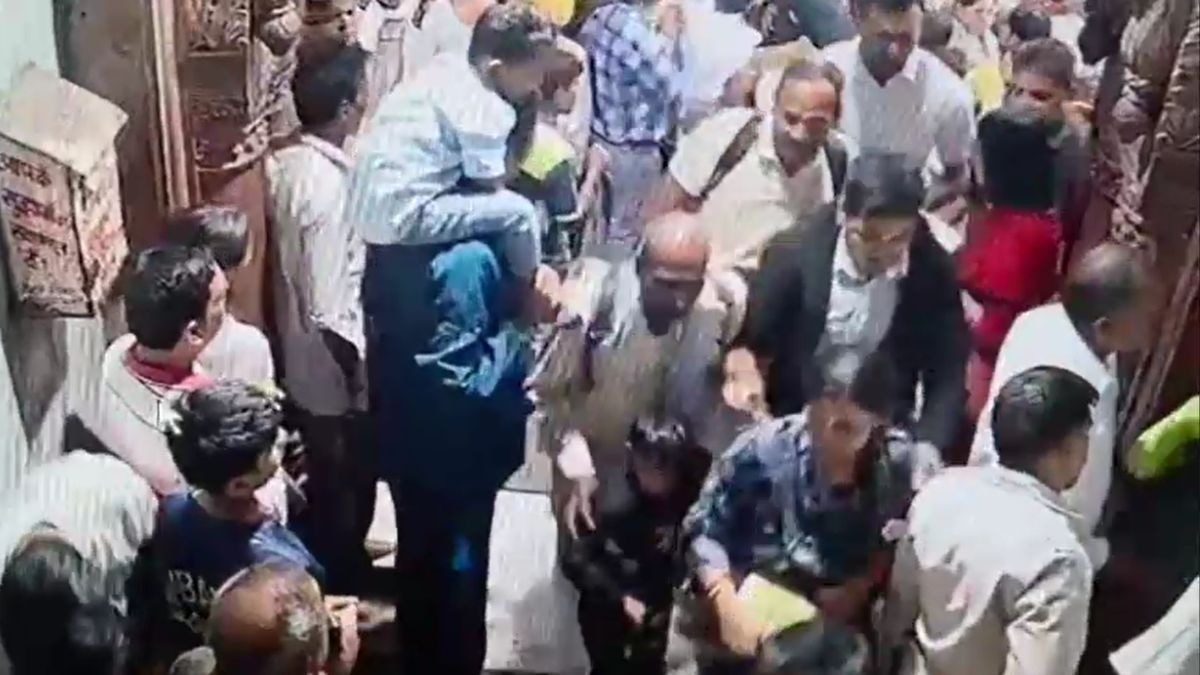 Mathura : बांके बिहारी मंदिर में श्रद्धालु की मौत, सीसीटीवी में कैद हुआ पूरा घटनाक्रम – Mathura Death in Banke Bihari Temple Captured on Live CCTV lcla