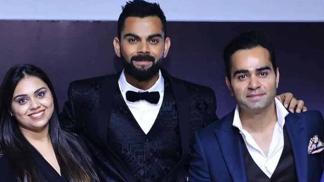  Virat Kohli With Brother Vikas Kohli and Sister Bhavna