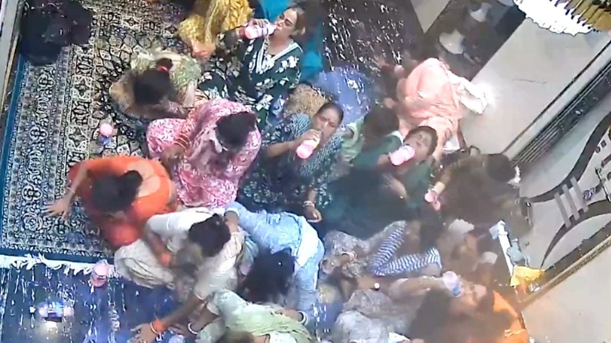 दूसरे गुट से विवाद के बीच 22 किन्नरों ने पी लिया जहर.(Photo:Screengrab)