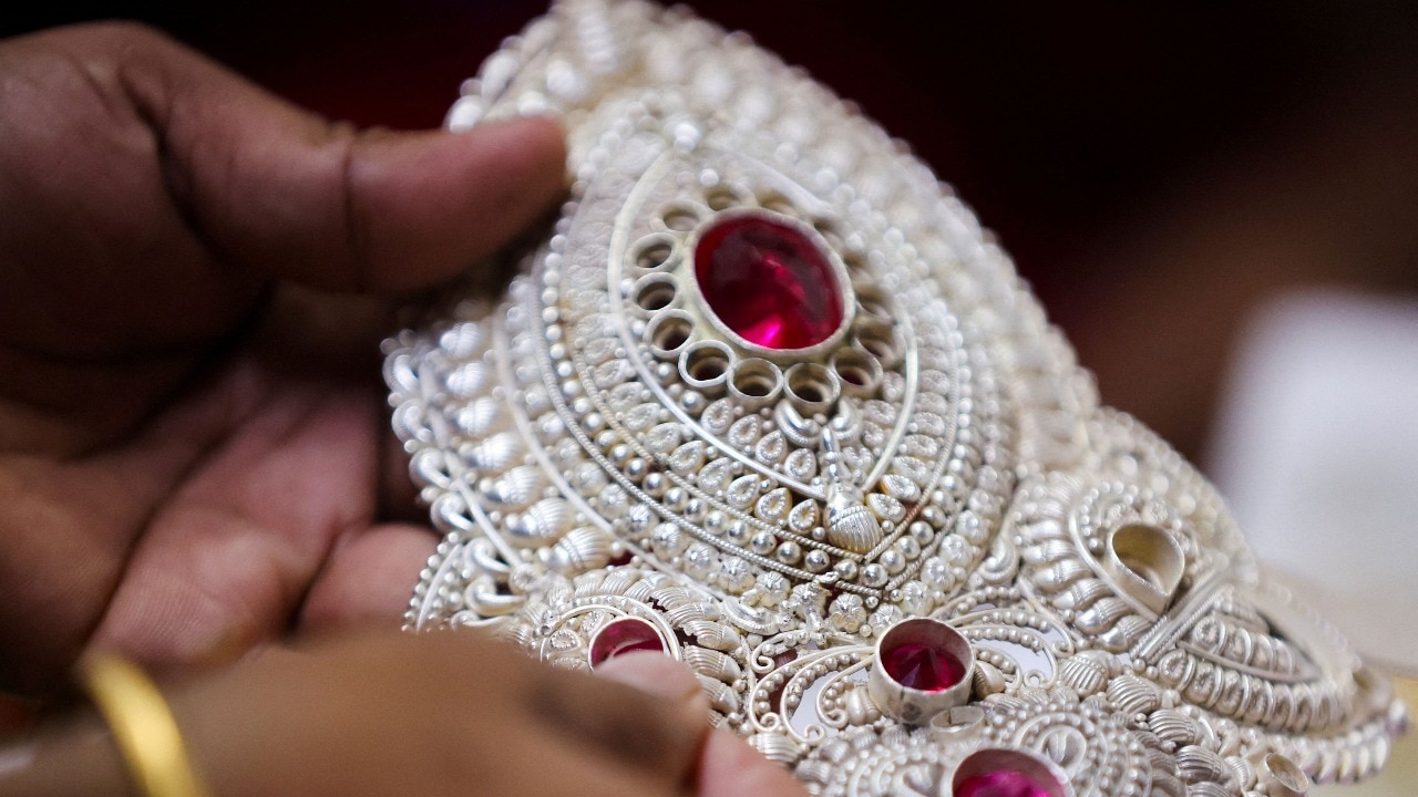 चांदी के रेट में आज गिरावट आई है (Image: Reuters)