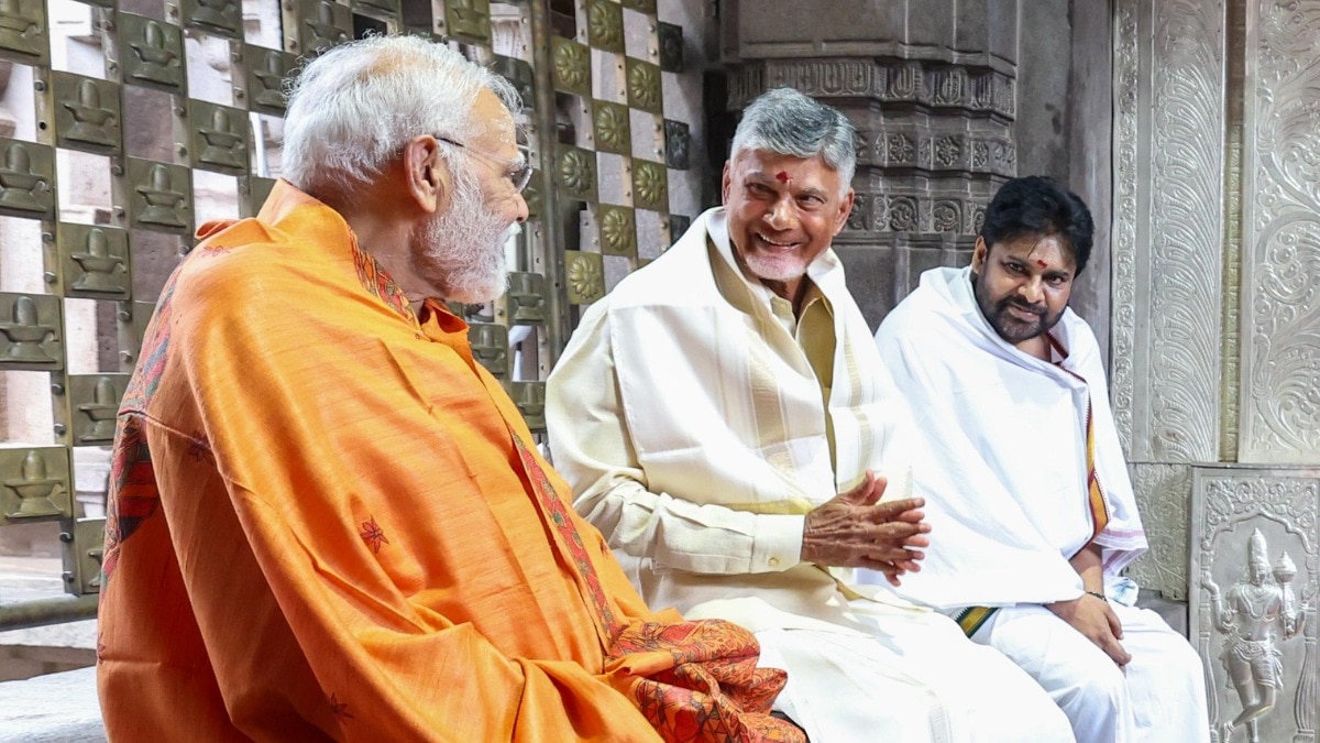 पीएम मोदी ने श्रीशैलम मंदिर में पूजा में पहना मधुबनी पेंटिंग वाला अंगवस्त्र (Photo: X/@PTI_News)