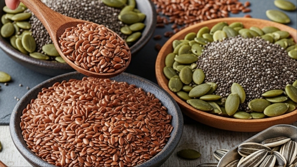 चिया, अलसी और कद्दू के बीजों की सही समय पर खाने से आपकी हेल्थ बूस्ट हो सकती है.  (Photo-AI generated)