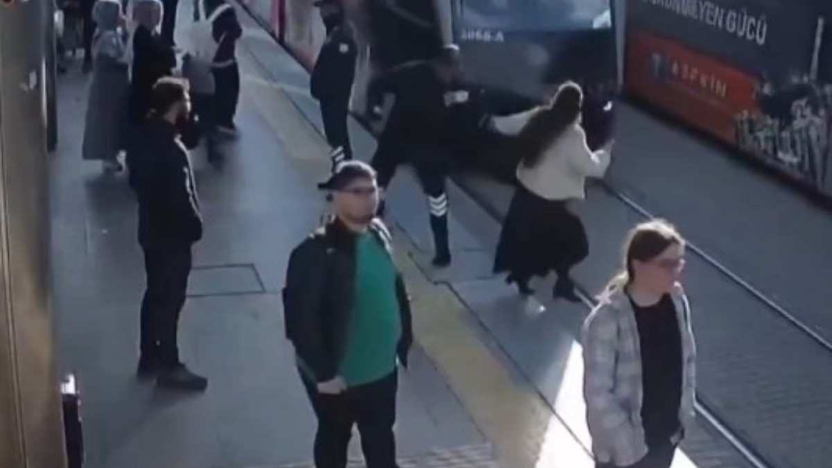 फोन में गुम थी महिला, सामने आ रही थी ट्राम, गार्ड ने खींचकर बचाई जान, Video