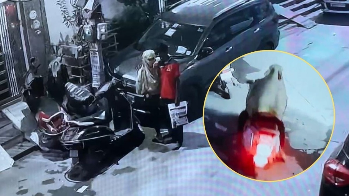 स्कूटी चोरी कर भागी महिला (Photo: Screengrab)