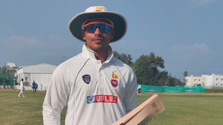 विराट कोहली संग खेलने का टूटा था सपना, अब डेब्यू पर MBA स्टूडेंट ने जड़ा दोहरा शतक