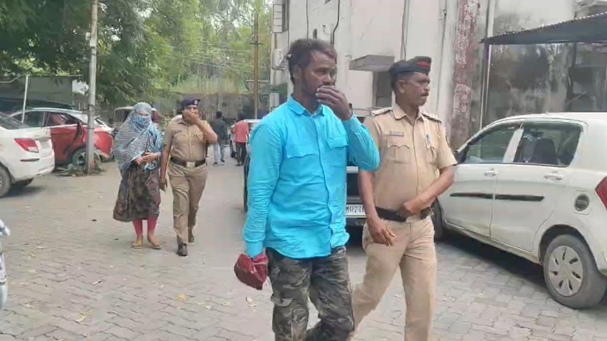  पुलिस की गिरफ्त में आरोपी.(Photo: Kuwarchand Malkulal Mandle/ITG)