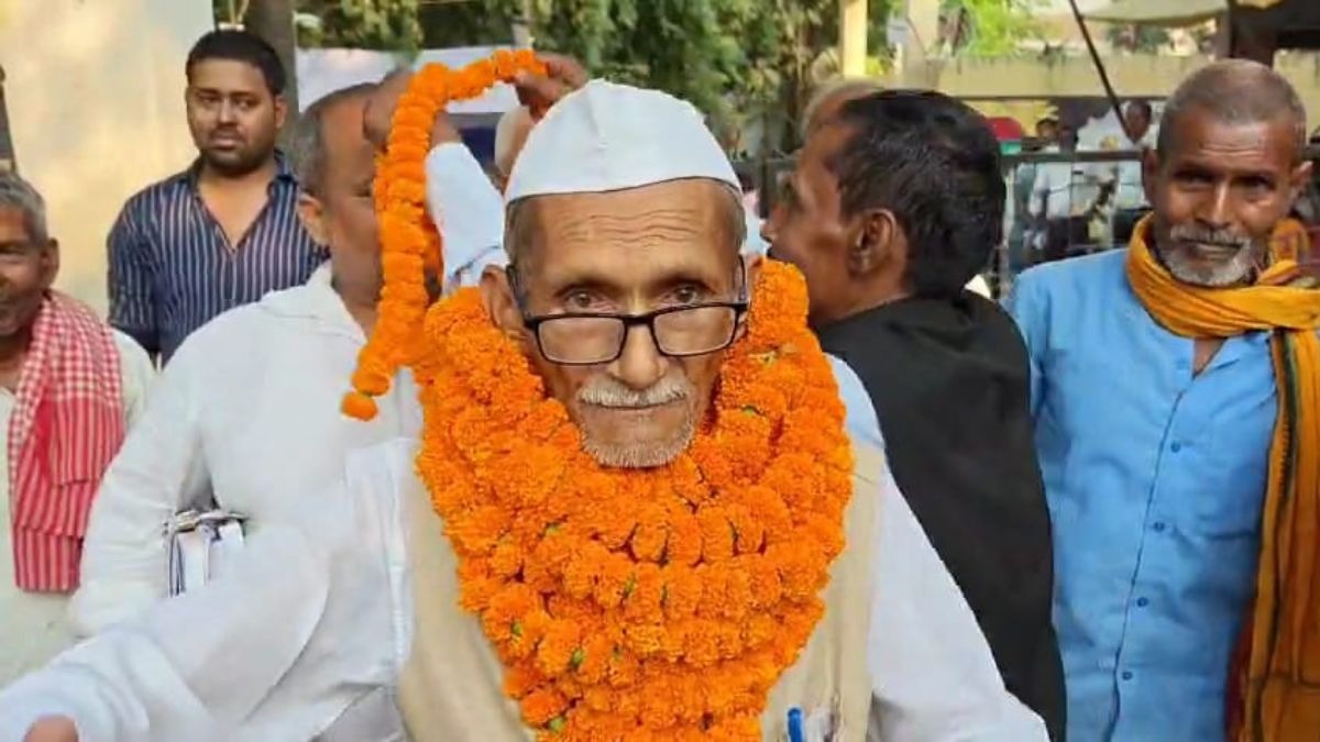 बुजुर्ग किसान राम स्वारथ प्रसाद ने भरा नामांकन. (Photo: ITG)