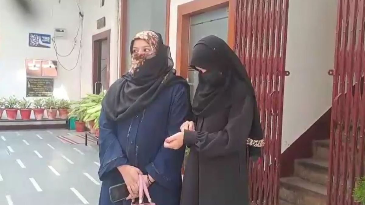 बुर्का में युवतियों को नहीं मिली एंट्री. (Photo: Screengrab)