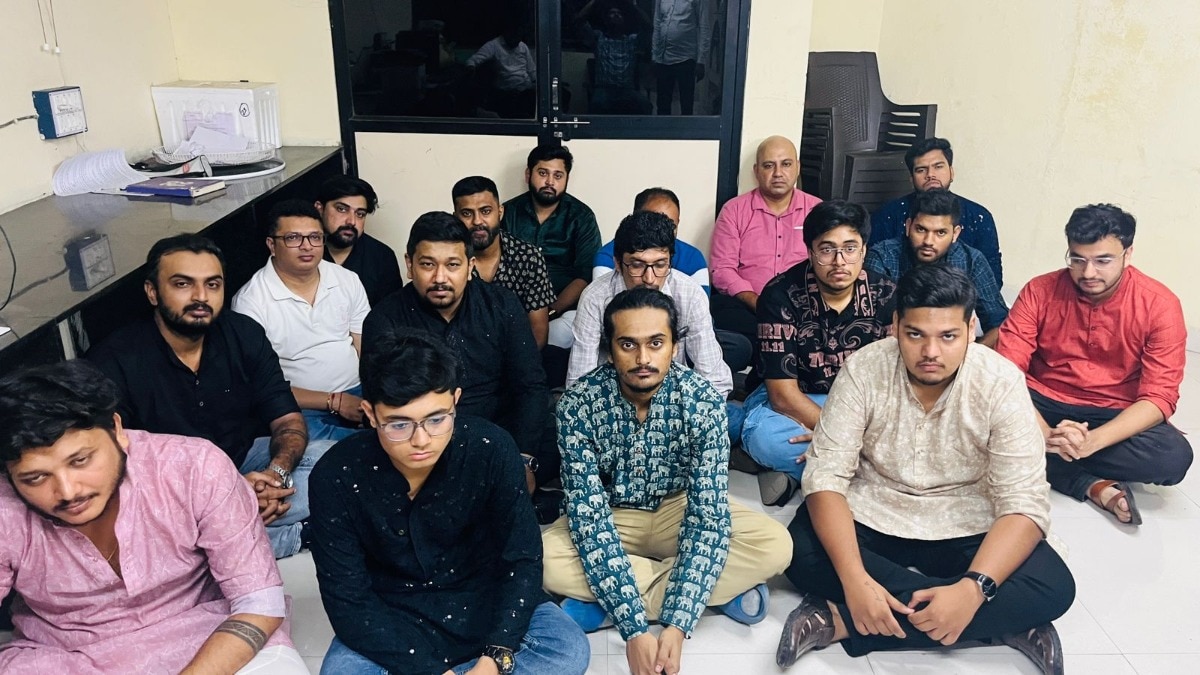 Surat: 11वीं मंजिल पर बिछी शराब की महफिल, पुलिस ने मारी रेड तो भागने लगे मेहमान, 17 लोग गिरफ्तार – surat posh building liquor party busted 17 arrested lclcn