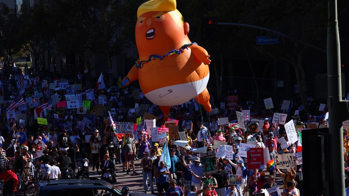 अमेरिका समेत दुनियाभर में 2600 से ज्यादा जगहों पर 'नो किंग्स' प्रोटेस्ट आयोजित किए गए हैं (Photo: AP))