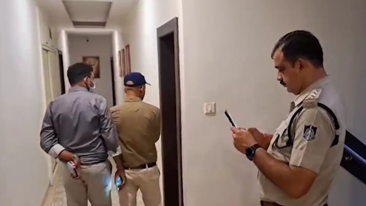 सूचना के बाद होटल पहुंची पुलिस ने शुरू की जांच. (Photo: Screengrab)