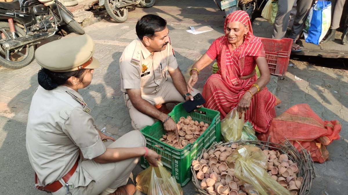 थाना प्रभारी ने खरीद लिए सारे मिट्टी के दीये. (Photo: ITG)