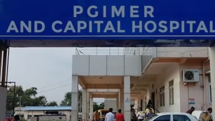 ओडिशा में खून से लथपथ नाबलिग इलाज के लिए खुद पहुंची अस्पताल.(Photo: ITG)