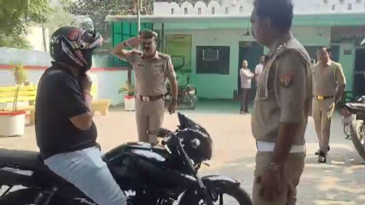 बाइक सवार शख्स को सैल्यूट करने लगे इंस्पेक्टर. (Photo: Screengrab)