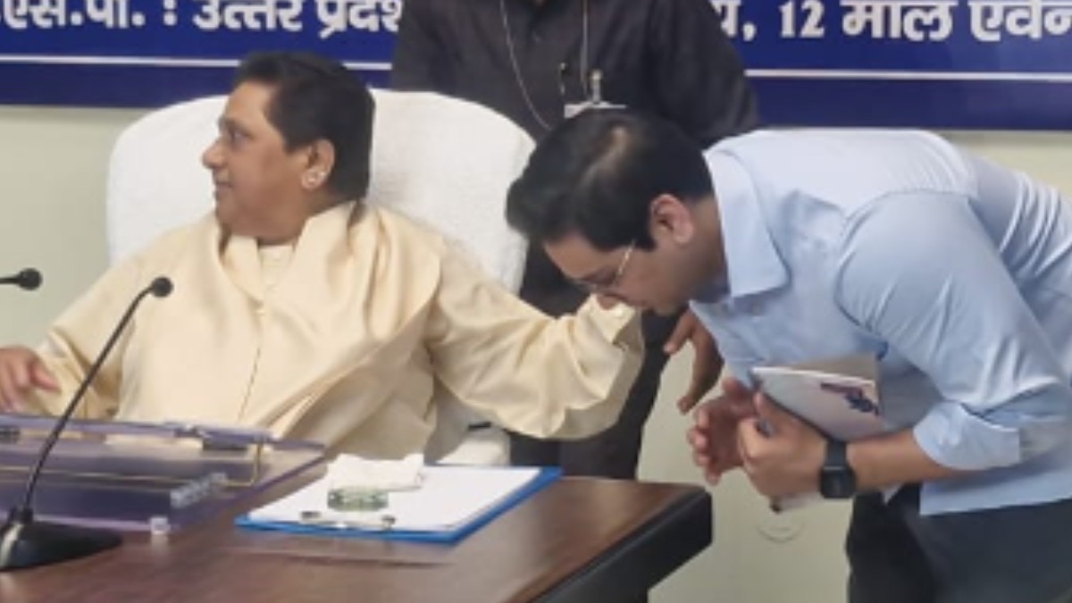 मीटिंग शुरू होते ही भतीजे आकाश आनंद ने मायावती के पैर छूकर लिया आशीर्वाद, PHOTOS – BSP chief Mayawati holds a major meeting Lucknow ntc