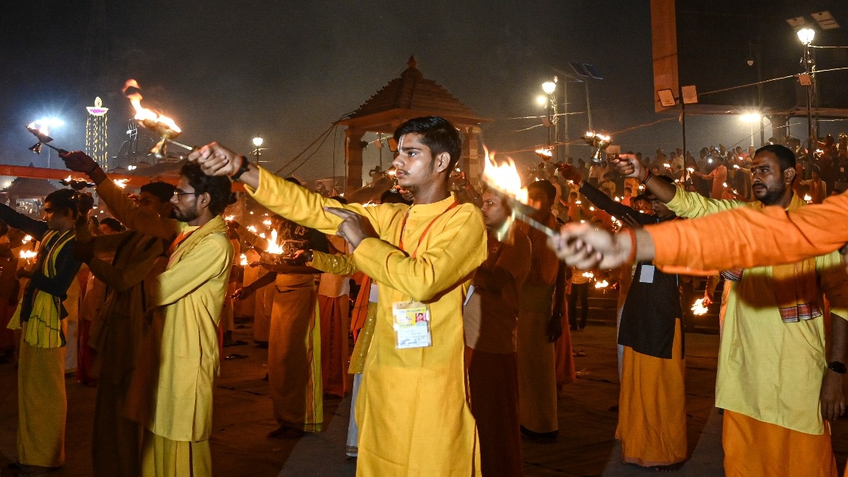 अयोध्या में दीपोत्सव शुरू. (Photo: PTI)