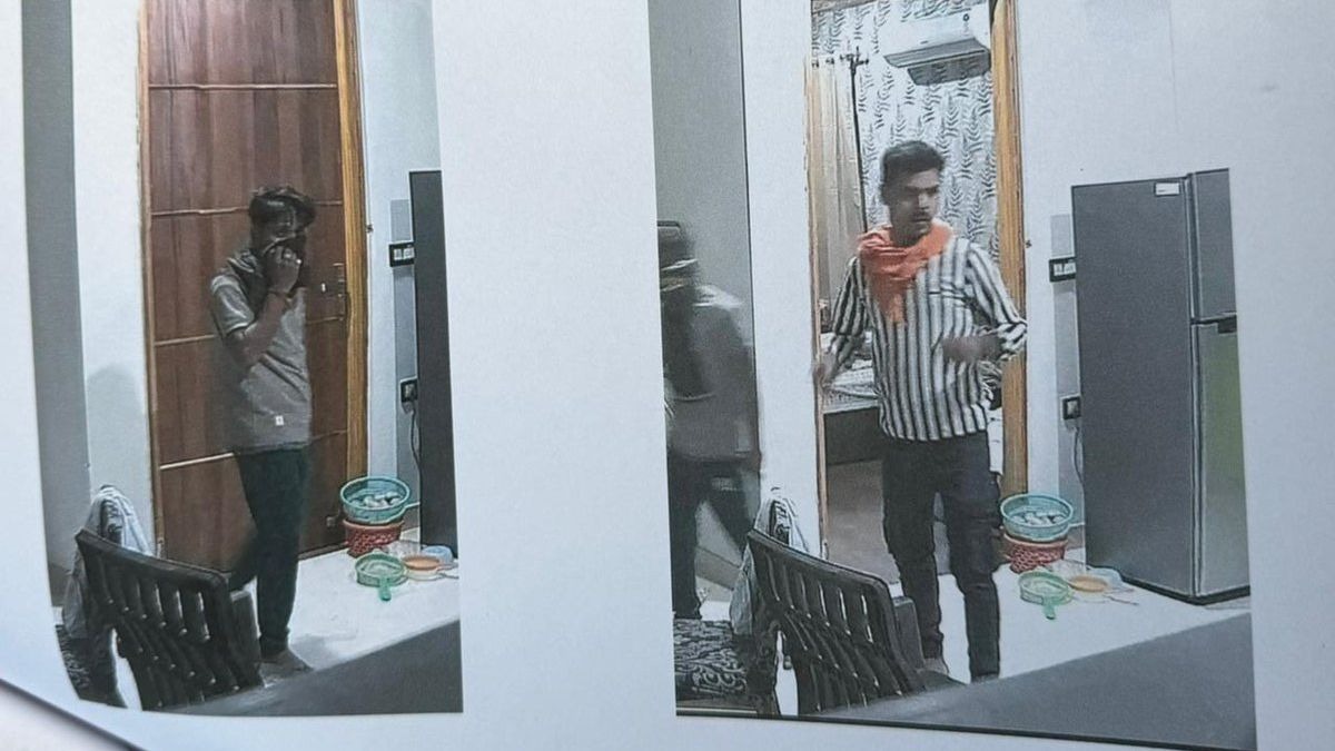सीसीटीवी में कैद हुए चोर. (Photo: Screengrab)