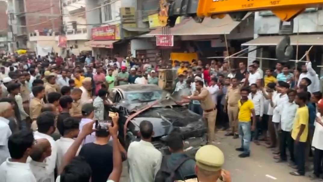 प्रयागराज में तेज रफ्तार जैगुआर का कहर. (Photo: Pankaj Srivastava/ITG)