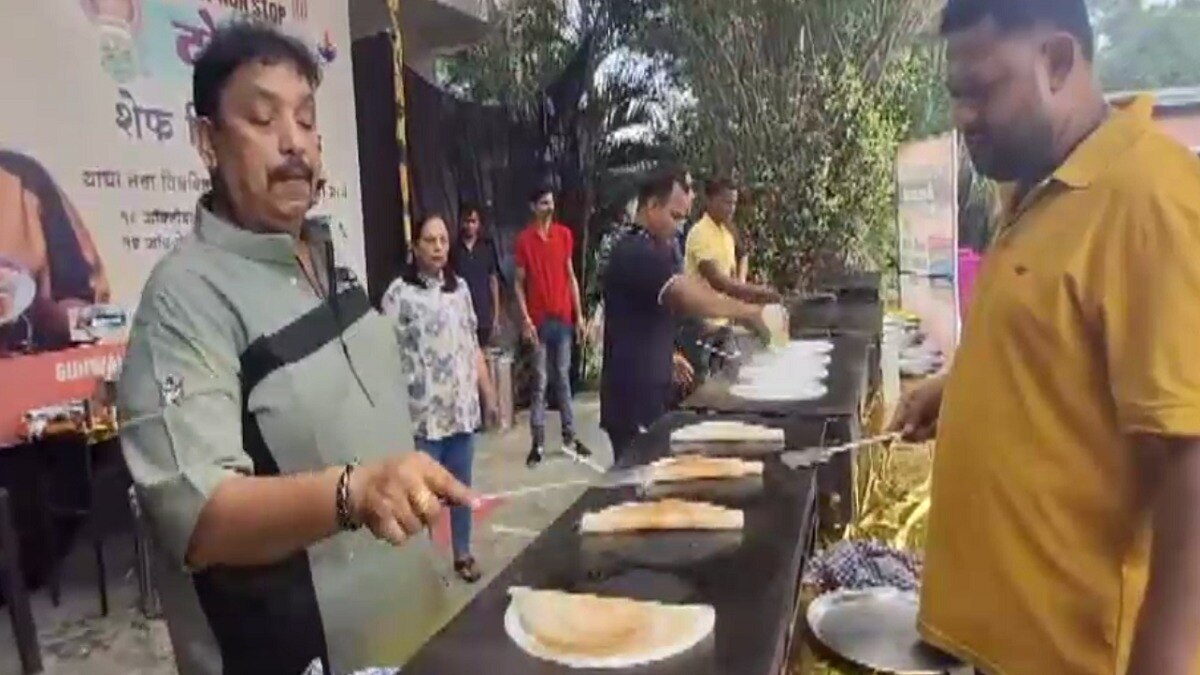 अमरावती में शेफ विष्णु मनोहर का 25 घंटे लगातार डोसा बनाने का विश्व रिकॉर्ड. (Photo: Screengrab)