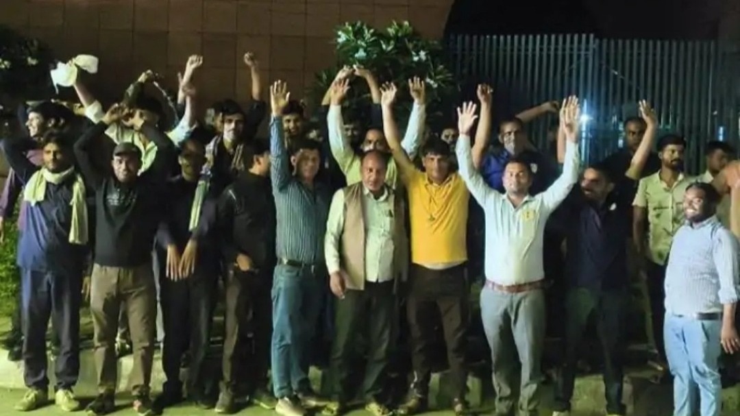 आगरा-लखनऊ टोल प्लाजा पर कम बोनस मिलने पर  विरोध प्रदर्शन करते कर्मचारी (Photo: ITG)