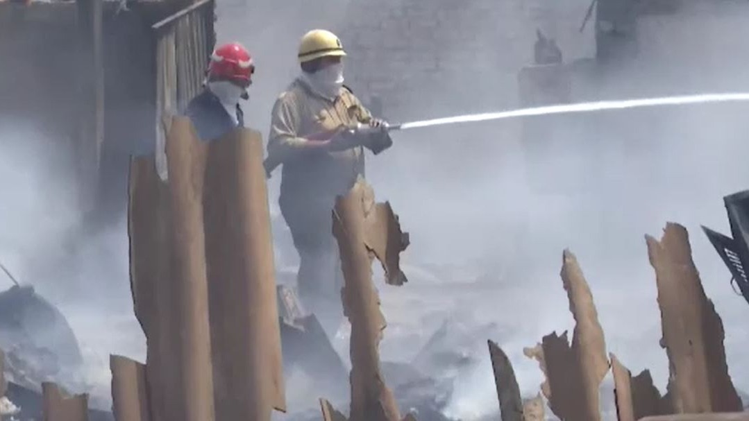 दिल्ली में दिवाली की रात 400 से ज्यादा फायर कॉल्स, ट्रांसपोर्ट नगर में बिल्डिंग राख