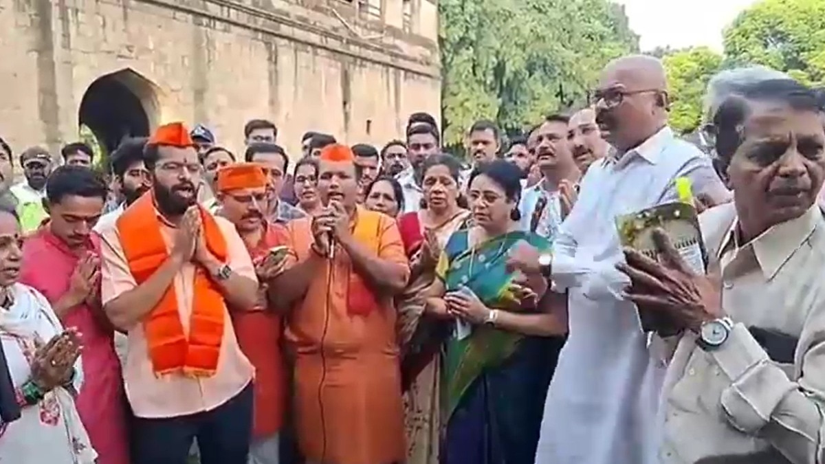 पुणे में पेशवाओं के किले में महिलाओं ने पढ़ी नमाज, जमकर बवाल… हिंदू संगठन ने गौमूत्र से किया शुद्धिकरण – shaniwar wada Namaz controversy Medha Kulkarna Hindu organization performed purification ntc
