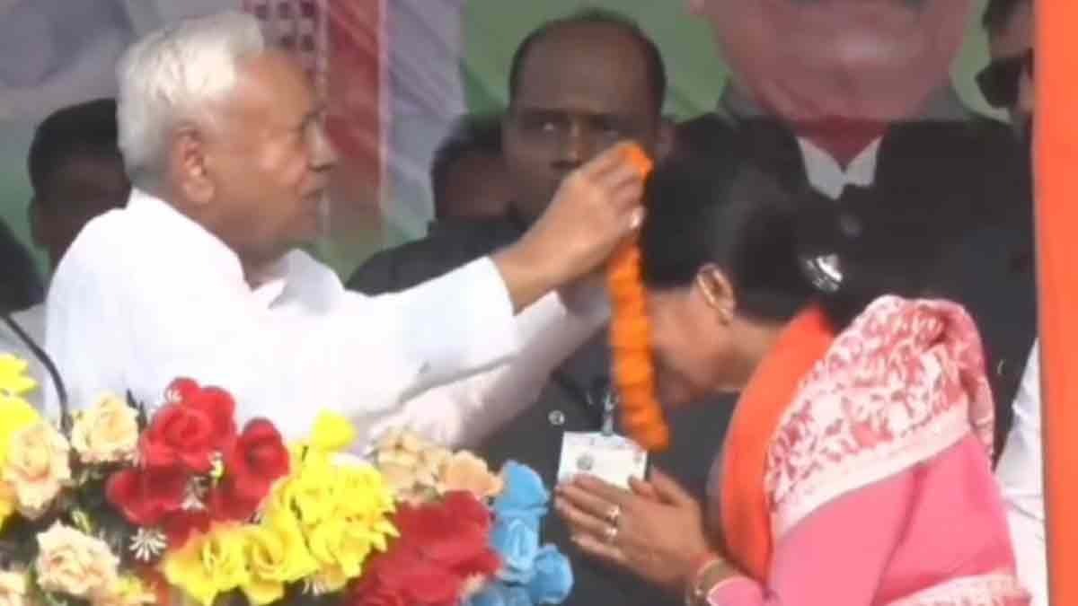 'गजब आदमी है भाई...', रोकने पर भी CM नीतीश ने BJP की उम्मीदवार को पहनाई माला, तेजस्वी ने घेरा