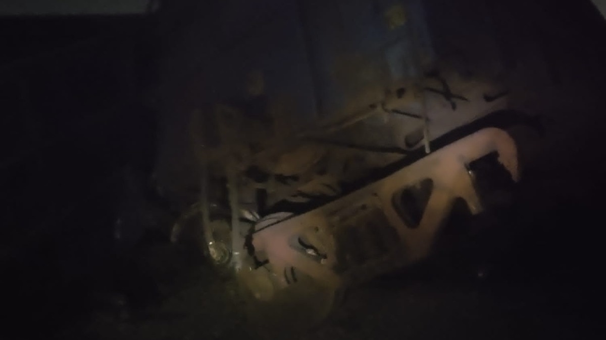 मालगाड़ी के कई डिब्बे पटरी से उतरने की वजह से आवाजाही प्रभावित हुई है. (Photo- X)