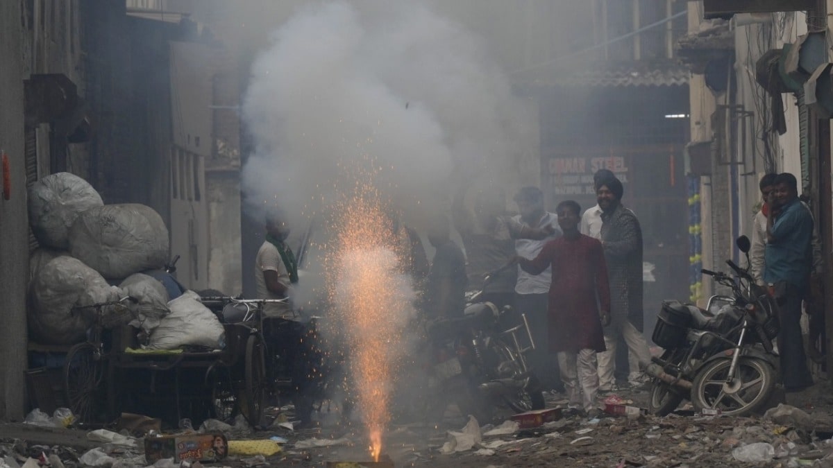 दिवाली पर प्रदूषण ने तोड़ दिया चार साल का रिकॉर्ड... PM 2.5 का स्तर 675 के पार, साउंड लिमिट की भी उड़ी धज्जियां - Delhi Air Quality Index AQI Level After Diwali