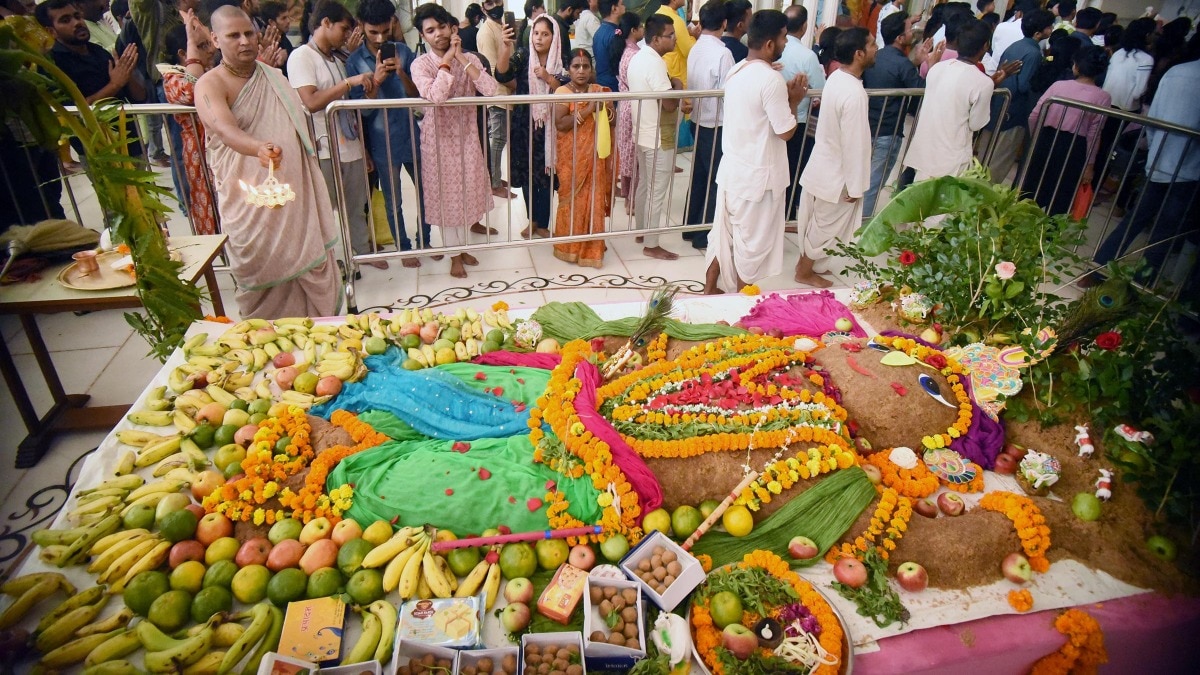 Govardhan Puja 2025 Shubh Muhurat: गोवर्धन पूजा आज, जानें क्या रहेगा पूजन का शुभ मुहूर्त और उपासना विधि
