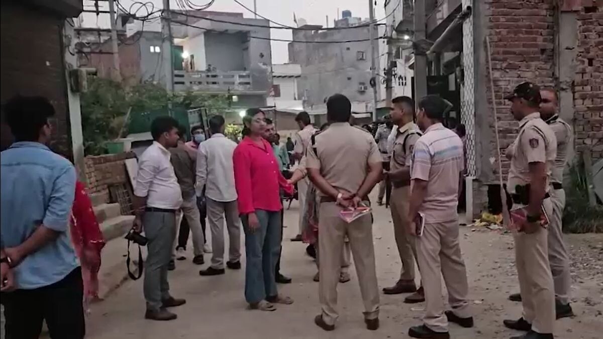 दिल्ली के नरेला में सनसनीखेज कांड... पड़ोसी ने 3 साल के बच्चे को अगवा कर मार डाला, बेड पर लाश छोड़कर हुआ फरार