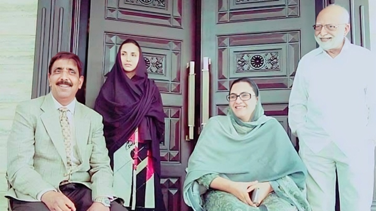 अपने परिवार के साथ पंजाब के पूर्व डीजीपी मोहम्मद मुस्तफा (Photo: ITG)