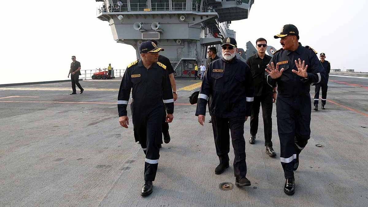 भारतीय नौसेना का द्विवार्षिक कमांडर्स सम्मेलन से ठीक पहले पीएम नरेंद्र मोदी आईएनएस विक्रांत पर नौसैनिकों के साथ दिवाली मनाई थी. (File Photo: X/Narendra Modi)