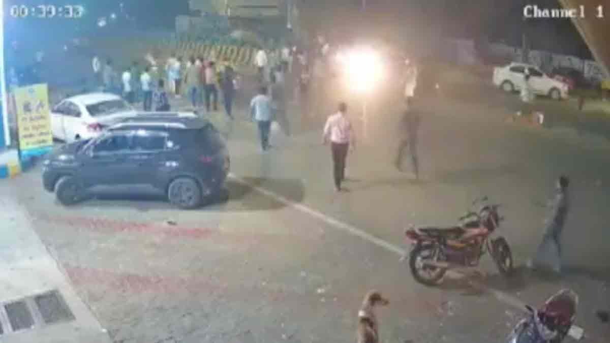 मेरठ में तेज रफ्तार कार ने डिलीवरी बॉय को मारी जोरदार टक्कर, युवक को 100 मीटर तक घसीटती ले गई कार – meerut speeding car hits food delivery boy dragged for 100 meters LCLAR
