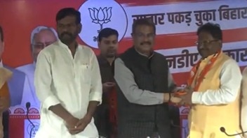 आरजेडी के पूर्व विधायक अनिल कुमार सहनी ने भाजपा का दामन थाम लिया है.