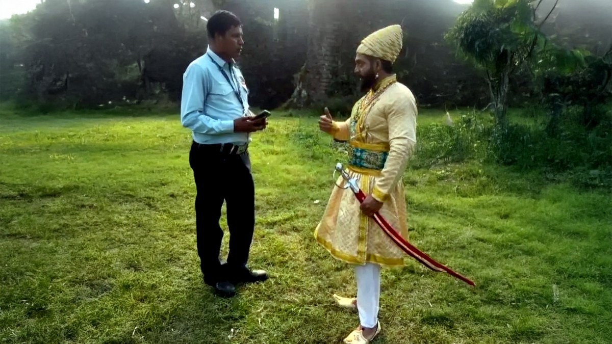 शिवाजी महाराज का वेश धारण कर किले में पहुंचा युवक (Photo: Screengrab) 