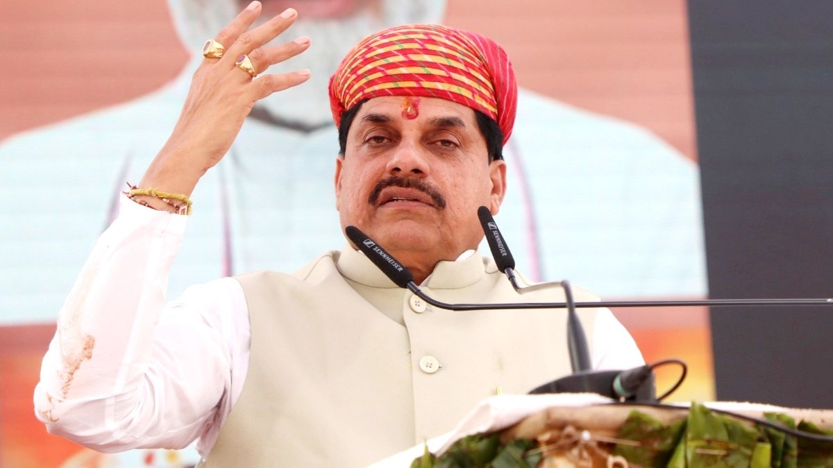 इंदौर के हातौद में गोवर्धन पूजा कार्यक्रम को संबोधित करते CM मोहन यादव.