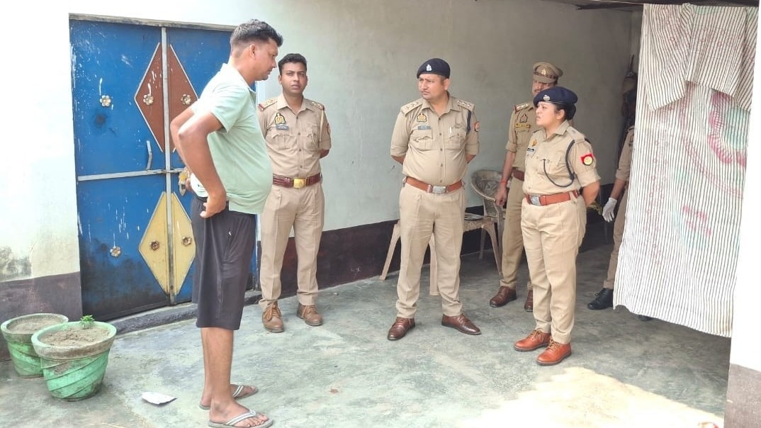 Police arrived at the scene after the death of a mother and son in Shahjahanpur (Photo- ITG)