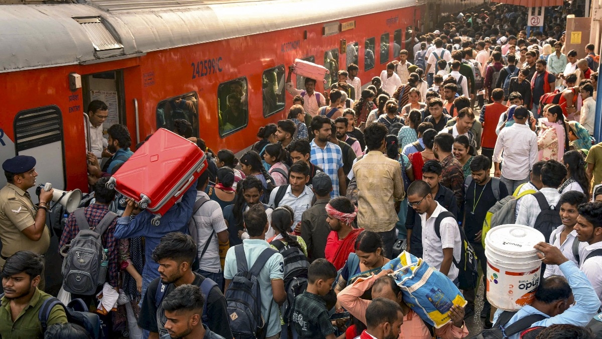 पटना रेलवे स्टेशन पर विभिन्न शहरों से ट्रेन से पहुंचे यात्रियों की भीड़. ( (Photo: PTI))