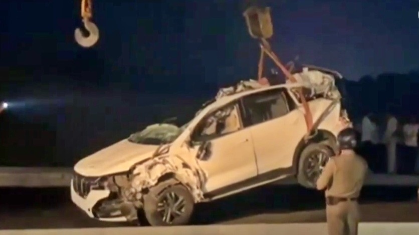 सड़क हादसे में एसयूवी के परखच्चे उड़े (Photo- ITG) 