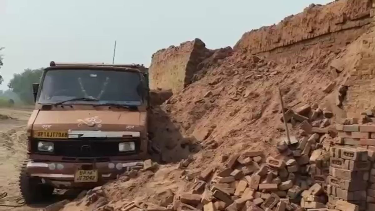 मलबे में दबकर दो की मौत. (Photo: Screengrab)