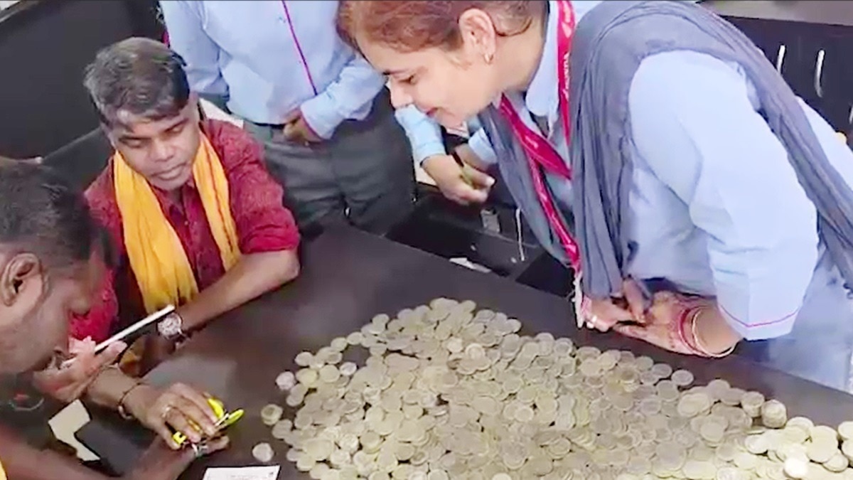 40 हजार के सिक्के लेकर स्कूटी खरीदने पहुंचा किसान…बड़े चाव से घंटों तक गिनते रहे कर्मचारी, शोरूम मालिक की भर आई आंखें – farmer buys scooty with 40k in coins carries rupees Jashpur lcln