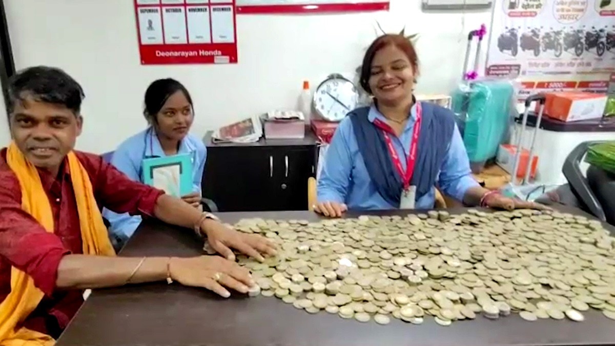 शोरूम के कर्मचारी घंटों तक गिनते रहे सिक्के.(Photo:Screengrab)